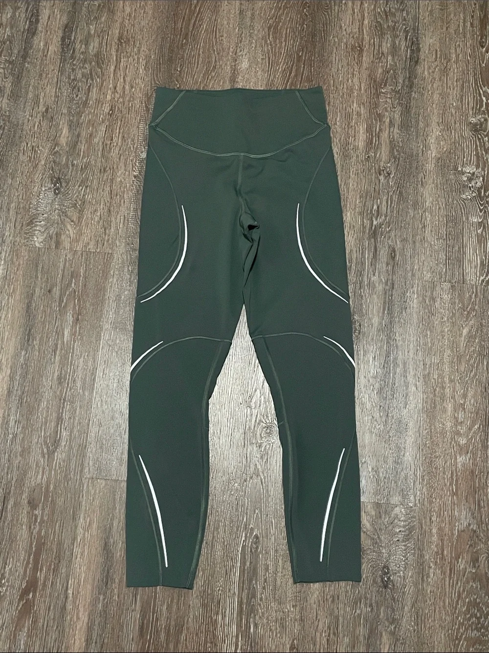 EUC Lululemon Matching Smoked Spruce Set. Size Top 8/Bottom 6